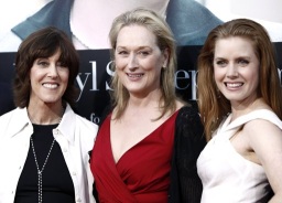 Nora Ephron junto a Meryl Streep y Amy Adams en la premier de "Julie and Julia", uno de sus últimos trabajos.